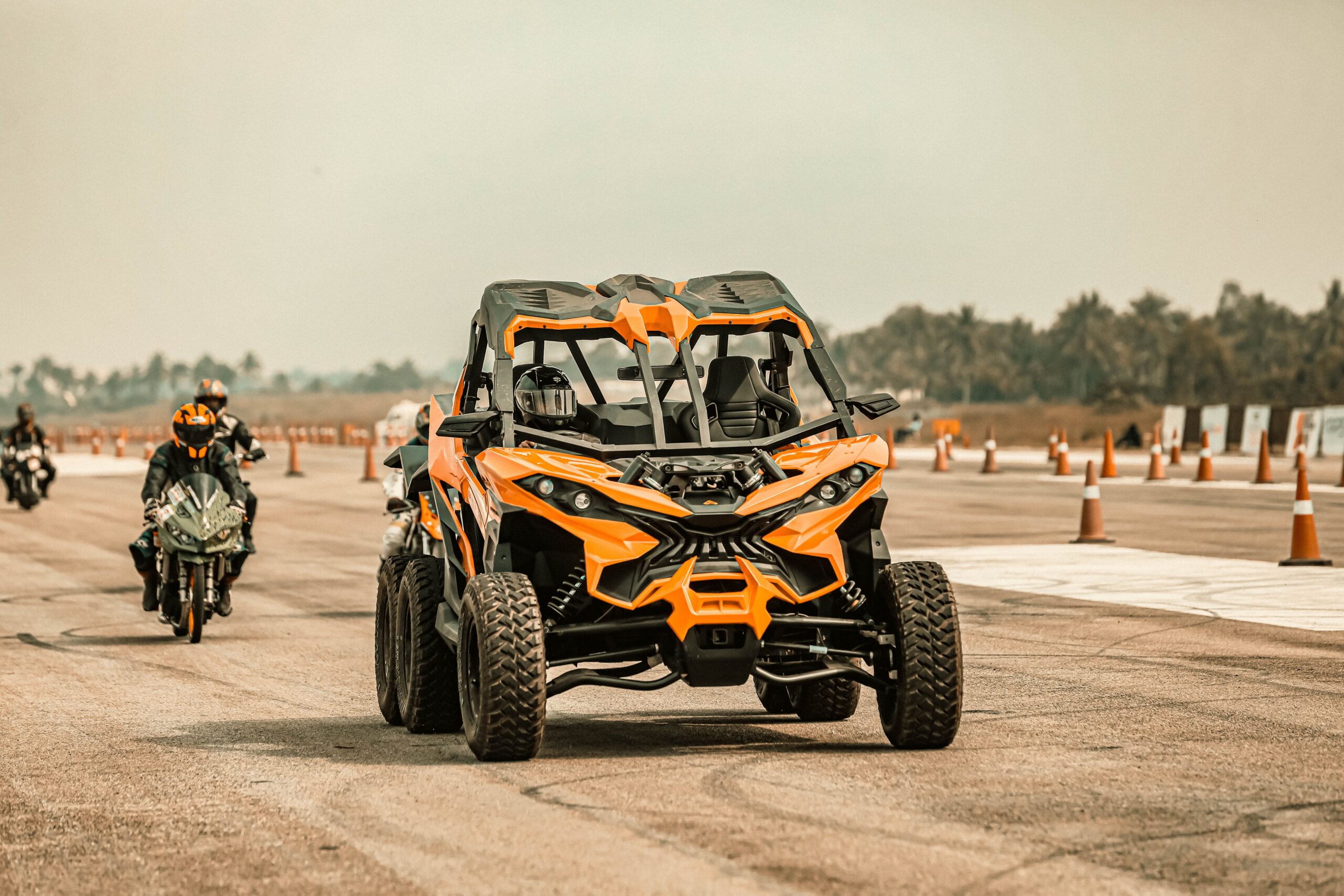 Can-Am Spyder RT to trójkołowiec, który łączy komfort turysty z adrenaliną motocyklisty – Dla kogo jest ten pojazd i jak sprawdza się w długich trasach?