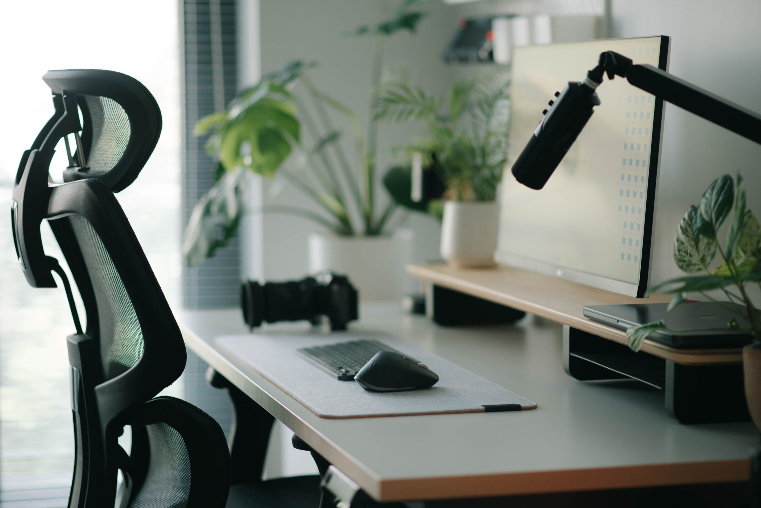 8 godzin dziennie w fotelu – Jak ergonomiczne krzesło biurowe ratuje kręgosłup i poprawia koncentrację w pracy?