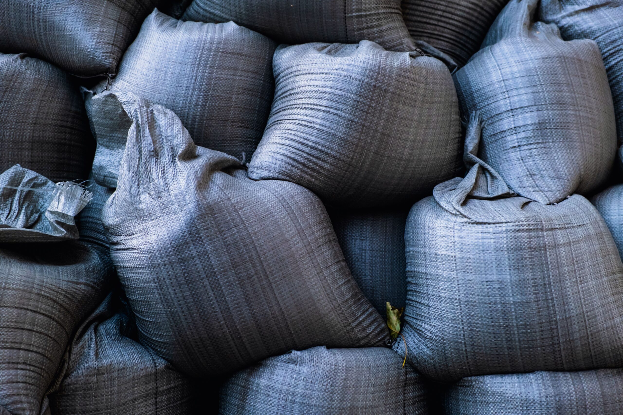 Worki 25 kg czy zakup luzem – Kiedy ekogroszek workowany się opłaca i jak przeliczyć realny koszt ogrzewania na sezon?
