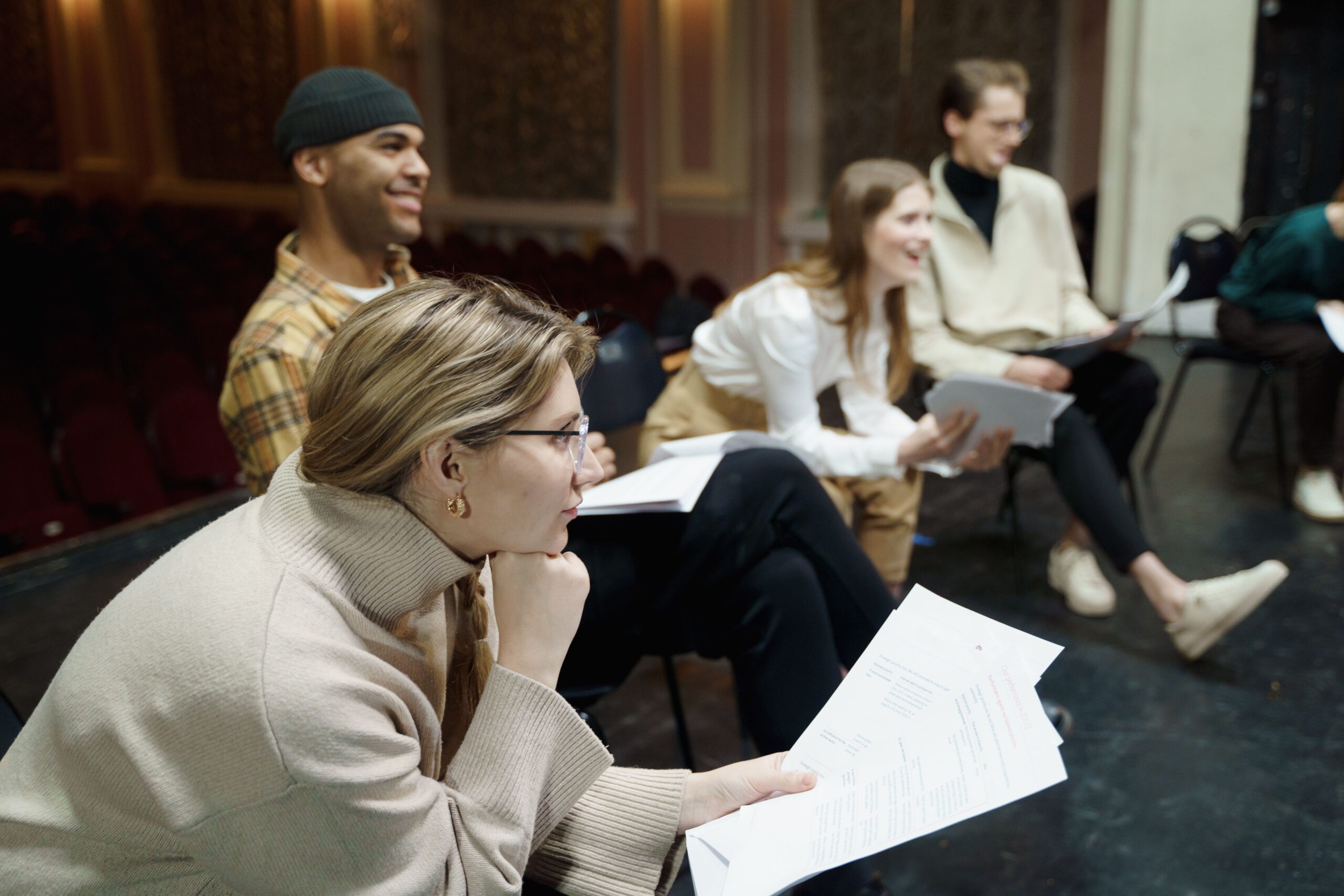 Dlaczego warsztaty teatralne dla dorosłych przyciągają menedżerów i introwertyków?