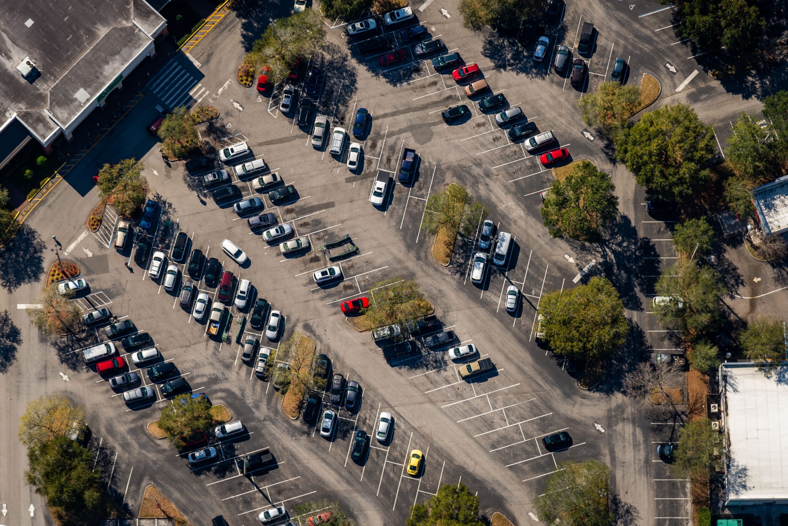 Jak zaplanować wyjazd z rodziną na wakacje samolotem i nie martwić się o auto – Sprawdzony sposób na parking Balice